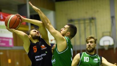 Bild: Alfred Schwarzmeier
Die Neustädter Basketballer gaben gegen die Niners Chemnitz nicht auf. Trotz dreier Platzverweise hielt das Team gegen den übermächtigen Gegner dagegen. Aber auch der glänzende Tobi Merkl (27 Punkte, hier am Ball gegen Leipzig), konnte die Niederlage nicht verhindern.