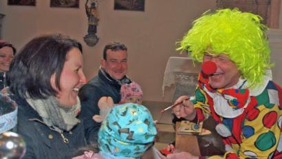 Bild: sön
Jedem Kind, aber auch den Eltern verpasste der Clown eine rote Nase.