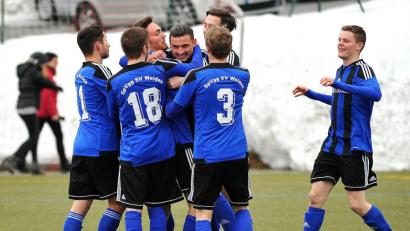 Bild: Werner Franken
Ganz viel Zuneigung seiner Teamkollegen erfuhr Torschütze Josef Rodler (Vierter von links) nach seinem Treffer zum 1:0.