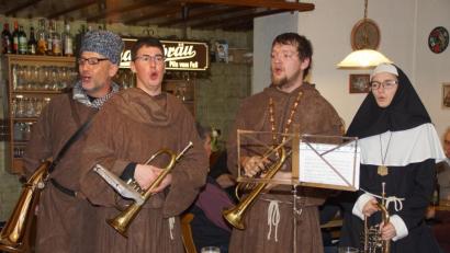 Bild: mmj
Allerhand Begebenheiten aus dem Dorfleben besangen die "Ordensleute" bei ihrem Faschingsauftritt.