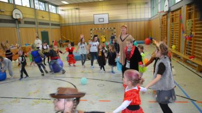 Bild: fz
Losgelassen feiern die 60 kleinen Narren Fasching.