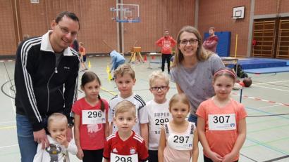 Bild: exb
Sechs junge Leichtathleten des ATSV Tirschenreuth schnupperten beim Hallensportfest in Burglengenfeld Wettkampfluft.