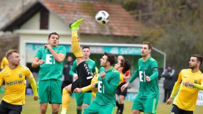 Bild: Ziegler
Herrlicher Fallrückzieher des Hofer Siegtorschützen Malik McLemore (Mitte), beobachtet von den Ammerthalern Ralf Egeter, Daniel Gömmel und Kapitän Mario Zitzmann (von links).

Bild: Ziegler