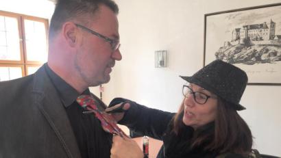 Bild: bö
Durch den Hexenzauber am unsinnigen Donnerstag hat Bürgermeister Florian Junkes sein bestes Krawattl eingebüßt.