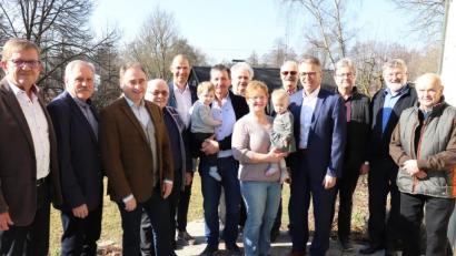 Bild: Stadt Tirschenreuth
Viele Glückwünsche durfte Johann Zölch zum 65. Geburtstag entgegennehmen. Im Bild (von links) Dritter Bürgermeister Norbert Schuller, die Stadträte Felix Schmidt und Manfred Zandt, die Kreisräte Ernst Bayer und Ely Eibisch, Johann Zölch mit Enkel Benno, Zweiter Bürgermeister Peter Gold, Elisabeth Zölch mit Enkelin Theresa, Kreisrat Franz Kühn, Erster Bürgermeister Franz Stahl, die Kreisräte Hans Klupp und Josef Schmidkonz sowie Kleintierzuchtverein-Vorsitzender Josef Zant.