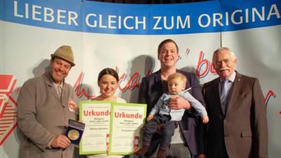 Bild: exb
Preisverleihung im Fleischerhandwerk mit (von links) Studiotechniker und Leberkäs-Fan Josef Nullinger, Nadja, Johannes und Hannes Lotter sowie Landesinnungsmeister Konrad Ammon.
