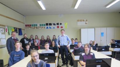 Bild: jzk
Realschuldirektor German Helgert und die beiden Fachlehrer Thomas Fütterer und Mathias Frischholz (hinten von links) begrüßten die ausgewählten Realschüler zum Ergänzungsunterricht für die Abschlussprüfung im Fach Informationstechnologie.