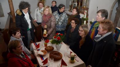 Bild: dob
Frauen beider Konfessionen und aus verschiedenen Ortsteilen von Vohenstrauß beteiligen sich am Gottesdienst zum Weltgebetstag der Frauen, der heuer in der Simultankirche in Altenstadt abgehalten wird. Vor dem Altar wurde ein Tisch in den Landesfarben Sloweniens gedeckt, das heuer in den Mittelpunkt genommen wurde.
