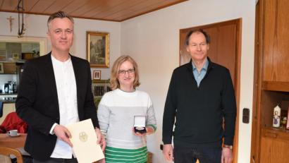 Bild: bnr
Seit 25 Jahren erfasst und notiert Angelika Krös als ehrenamtliche Wetterbeobachterin das Wetter in Neunaigen. Dafür wurde sie jetzt vom Deutschen Wetterdienst mit der Wetterdienstplakette geehrt. Torben Lüttschwager (links) - Leiter der Regionalen Messnetzgruppe des DWD München -überreichte die Auszeichnung.