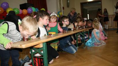 Bild: wro
Beim Schokokuss-Wettessen gibt es keine Verlierer, schließlich darf jeder mitnaschen.