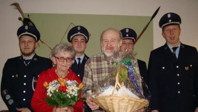 Bild: exb
Jubilar Alwin Leuthold und seine Frau Margit zusammen mit (hintere Reihe, von links) Manuel Gleißner, Sebastian Lode, Stefan Gleißner und Christian Weigl.