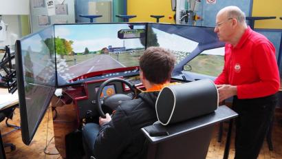 Bild: Bühner
Manfred Bürger vom Bund gegen Alkohol und Drogen arbeitete zwei Tage lang mit den Berufsschülern am Alkohol-Fahrsimulator.