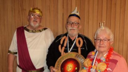 Bild: ksi
Schützenmeister Edi Biersack (links) zeigt das Bild mit Prinzessin Mathilde Weigert und Prinz Robert Weigert.