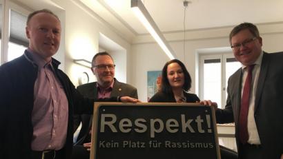 Bild: roa
"Respekt! Kein Platz für Rassismus" steht auf dem Schild, das die IG Metall an OB Michael Cerny (rechts) überreicht. Von links: Richard Hack (Luitpoldhütte), 2. Bevollmächtigter Udo Fechtner und Fachsekretärin Sabrina Feige.