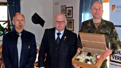 Bild: R. Kreuzer
Kreisvorsitzender Manfred Zettl und Organisationsleiter Günter Bogner danken Oberstleutnant Christian Kiesel (rechts), der demnächst das Kommando an seinen Nachfolger übergibt.