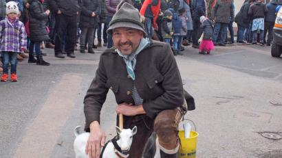 Bild: sön
Immer führt ein Geißbock in Rieden den Faschingszug an. Heuer musste sich Armin Hofrichter mit einem dreibeinigen Wachs-Goaßbock zufrieden geben.