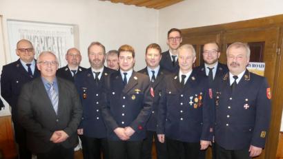 Bild: rtw
Die Führungsriege der Feuerwehr Neukirchen mit Bürgermeister Winfried Franz (vorne, links) und Kreisbrandrat Fredi Weiß (rechts).