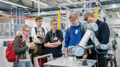 Bild: Patrizia Renten
Die Schüler des Max-Reger-Gymnasiums beim P-Seminar im Siemens-Werk.