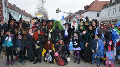 Bild: jr
Die Mitglieder der Gaudiwurm-Kindergarde und einige Eltern trieben in Hexen- und Magier-Kostümen ihr Unwesen.