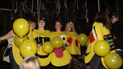 Bild: frd
Diese hübschen Bienchen flogen von nahen Frohhof herüber.

Diese hübschen Bienchen flogen vom nahen Fronhof herüber.