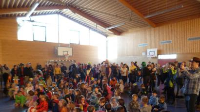 Bild: bey
Interessiert hören Kinder und Erwachsene den Faschingsreden des "hauseigenen" Prinzenpaares Florian I. und Christina I. sowie des Kinderprinzenpaares Louis I. und Paula I. zu.