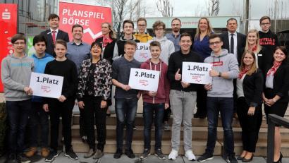 Bild: Wolfgang Steinbacher
Die Besten drei Gruppen beim Planspiel Börse aus dem Landkreis und der Stadt Amberg mit ihren Lehrern und Betreuern der Sparkasse (von links: Michael Püttner, Kathrin Schmidt, Sabrina Birke, Vanessa Birner und Julia Hecht).