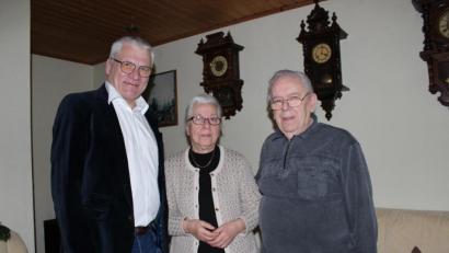 Bild: cs
Dritter Bürgermeister Norbert Gradl (links) beglückwünscht Sengül Söllner, hier mit ihrem Ehemann Heinz, zum 80. Geburtstag.