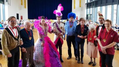 Bild: njn
Beim Seniorenfasching überreichte das Prinzenpaar Victoria und Thomas III. (dritte und vierter von links) die obligatorischen Faschingsorden an (von links) Bürgermeister Hans Donko, Sebastian Stock, Roland Lochner, Regina Barein, Theresia Götzl und Sabine Graser (rechts).