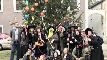 Bild: bö
Was der Hohenburger Bürgi Florian Junkes so alles aushalten muss. Der Flug mit den Hohenburger Last-Minute-Hexen hat ihn offenbar ganz schön in Turbulenzen und Luftlöcher gerissen. Aber er hat's überlebt.