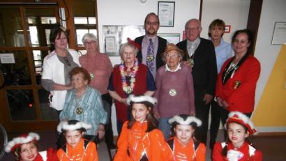 Bild: njn
BRK-Heimleiter Andreas Wöhrl (stehend, Vierter von links) mit den Faschingsordenträgern sowie Vertretern der Garden des WCV aus Waldeck.