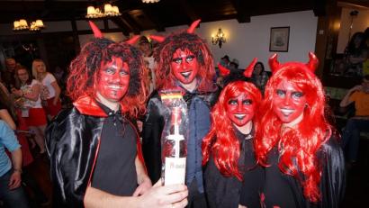 Bild: nib
Tolle Stimmung herrschte beim Faschingsball in Högling. Die Teufel freuten sich über ihren ersten Platz bei der Maskenprämierung.