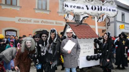 Bild: bey
Der FC-Bayern-Fanclub Waidhaus erfand eine neue Wortkombination: KremaVOHrium und machte per Gedicht deutlich, dass jetzt die Luft reinbleibt.