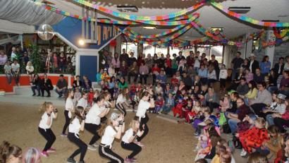 Bild: mmj
Zu den rythmischen Melodien der Musik präsentierten sich die jungen Tänzerinnen beim Kinderfasching in der Aula der Schule.