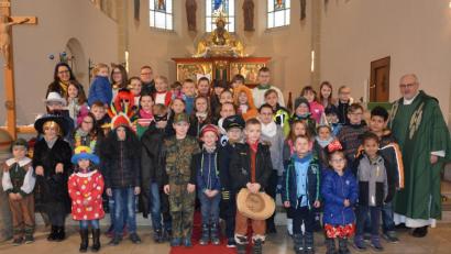Bild: jr
Zu einem „kostümierten Familiengottesdienst“ hatte heuer wieder die Pfarrei St. Jakob in die Stadtpfarrkirche eingeladen. Pfarrer Anton Witt (rechts) hielt eine Faschingspredigt in Reimform. Den Familiengottesdienst vorbereitet hatten Sandra Schug und Roland Schenkl (hinten, von links).