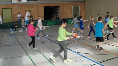 Bild: weu
Mitglieder des Tennisvereins führten mit den Schülern der ersten und zweiten Klassen ein spielerisches Tennistraining durch. Mit Maskottchen „Talentino“ hatten die Kinder viel Freude.