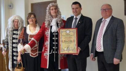 Bild: weu
Doktor Eisenbarth (Andreas Fleischer, Mitte), Festspielleiterin Bianca Reil und Bürgermeister Heinz Weigl (rechts) bedankten sich bei Landrat Thomas Ebeling für die Übernahme der Schirmherrschaft für das Festspiel 2019. Reiner Reisinger (links) hatte das Privilegium künstlerisch gestaltet.