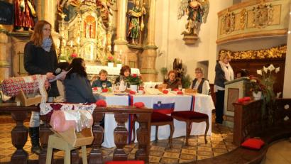 Bild: exb
Die im Altarraum mit slowenischen Produkten und in den Landesfarben festlich gedeckte Tafel, an der noch Platz ist für die Teilhabe aller Frauen. Die Krummennaaber Pfarrerin Nadine Schneider begrüßte am Ambo alle auf Slowenisch mit „Dober dan!“ (Guten Tag!).