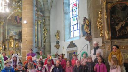 Bild: jzk
In bunten Kostümen traten nicht nur die Sängerinnen und Sänger, sondern auch Chorleiterin Katharina Lippert und Begleiter Thomas Völkl beim Familiengottesdienst auf.