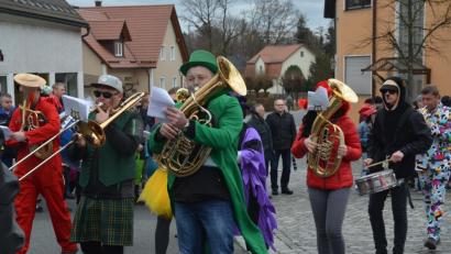 Bild: dob
Die Waidhauser Blasmusik war bunt anzuschauen und gab den musikalischen Takt für den Umzug vor.