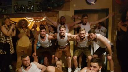 Bild: exb
Das Männerballett des TSV Konnersreuth sorgte beim Weiberfasching im Sportheim für Begeisterung.