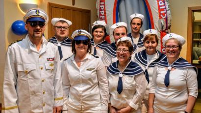 Bild: fdl
Die Crew des Traumschiffs mit Kapitän (Ortsobmann Matthias Dotzler) und Chefstewardess (Ortsbäuerin Brigitte Gnan) begrüßt die Gäste im vollen Pfarrheim.