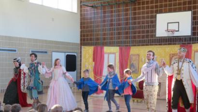 Bild: dob
Drei Grundschüler werden zu Glücksboten bei der Kinderoper "Papageno" in der Eglseeturnhalle.