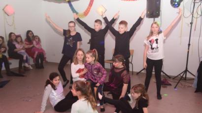 Bild: bey
Die Tanzgruppen begeistern die Kinder beim Fasching.
