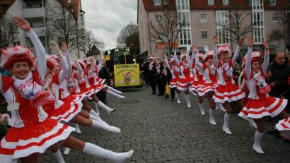 Bild: wro
„Helau", schmettert die rot-weiße Tanzgarde vom Faschingsverein aus Eschenbach.