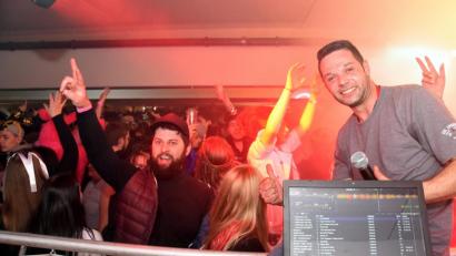 Bild: bgm
DJ Eddie heizt seinen Partygästen so richtig ein. In etwa das halbe Parkdeck hat sich so in eine schier endlose Tanzfläche verwandelt.