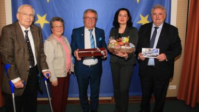 Bild: wro
Im Bild der Vorsitzende der Europa Union, Uwe-Karsten Mühlenbeck, 2. Vorsitzende Inge Pannrucker, Toni Dutz, Kristina Larischová und Europa Union Vorstandsmitglied Peter Gold.