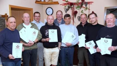 Bild: bkr
Urkunden ohne Ende für die Sportschützen der KSK (von links): Hans Stahl, Peter Hößl, Martin Schmid, René Schindler, Roland Schäffler, Günther Thätz, Manfred Veigl, Reiner Reichenberger und Rainer Lubina.