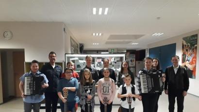 Bild: exb
Gitarrenlehrer Matthias Rieß (Zweiter von links) und Akkordeonlehrer Alois Fischer (rechts) hatten ihre Schüler gut auf das Vorspiel vorbereitet.	Bild: exb
