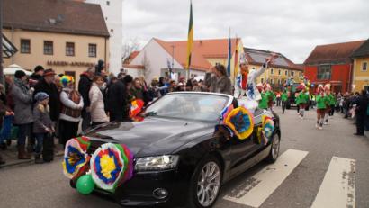 Bild: sir
An der Spitze des Nittenauer Faschingszuges fuhr die Allotria, hier mit dem Prinzenpaar Sandro I. und Julia I.