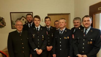 Bild: exb
Führungswechsel und Ehrungen bei der Feuerwehr Holnstein-Mittelreinbach (von links): Bürgermeister Winfried Franz, Horst Förderreuther (40 Jahre aktiver Dienst), der neue Kommandant Markus Guttenberger und sein Vize Marco Holzwarth, Kreisbrandmeister Christian Meyer, der bisherige Kommandant Stephan Sperber, Kreisbrandinspektor Hans Sperber und Vorsitzender Gerd Pürner.